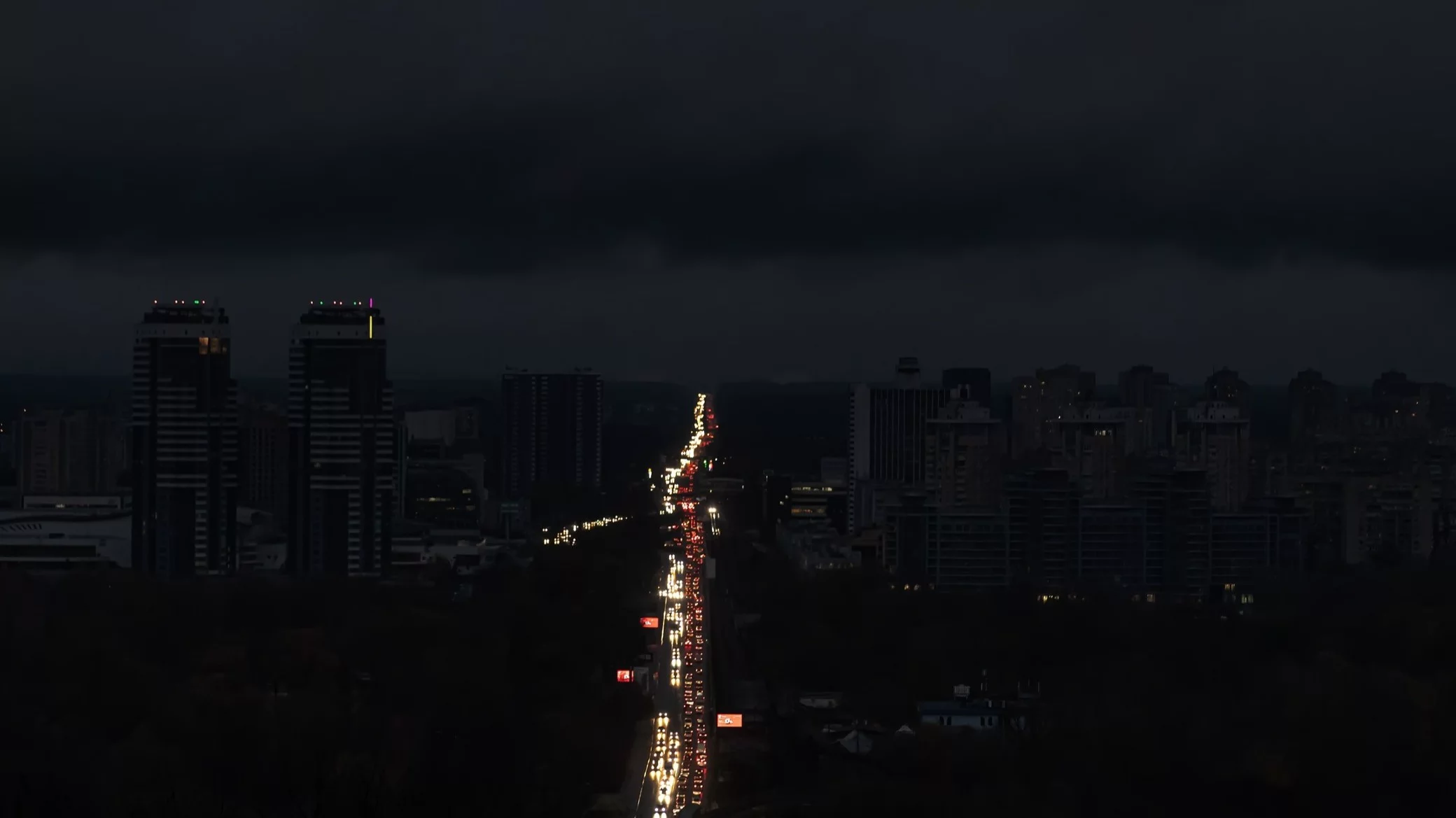Jak zabezpieczyć firmę przed blackout – magazyn energii i zasilanie awaryjne w przedsiębiorstwie